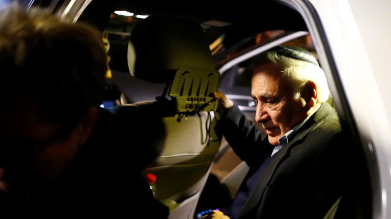 Moše Kacav opouští vězení