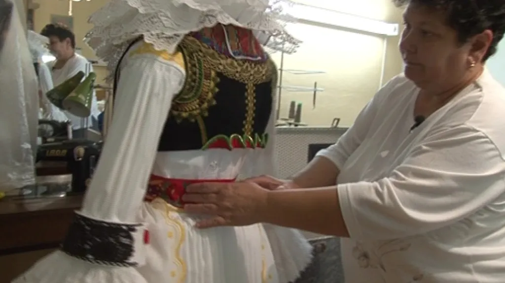 Paní Vítoslavská kompletuje kroj