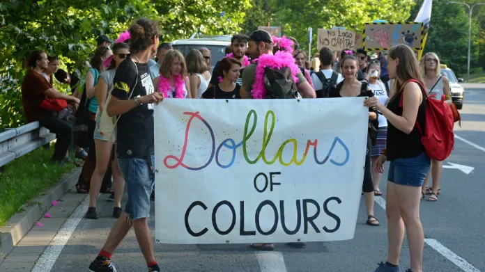 Průvod Dollars of Colours. Aktivisté upozorňují na financování Colours of Ostrava