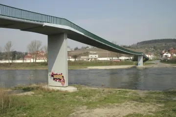 Pošlete projektanta Trojské lávky před soud, navrhli policisté žalobci. Spis má tisíce stran