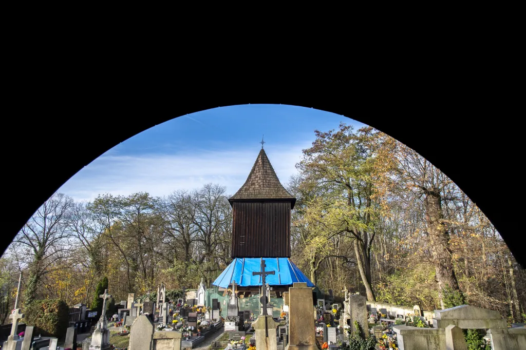 Oprava památkově chráněné dřevěné zvonice u kostela svatého Jana Křtitele ze 16. století v královéhradecké čtvrti Nový Hradec Králové