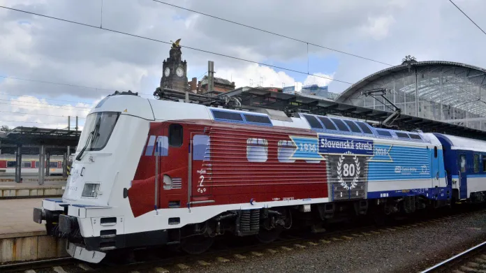 Zbarvení k 80 letům Slovenské strely kombinuje podobu původních motorových vozů s designem současných lokomotiv ČD