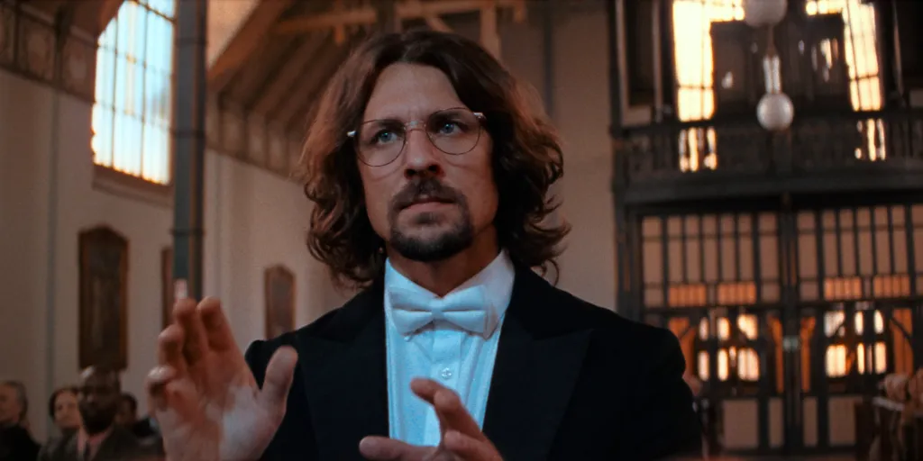 Sbormistr. Prvotní inspirací k jinak smyšlenému vyprávění byla skutečná kauza kolem sboru Bambini di Praga. Ondřej Provazník ve svém sólovém celovečerním debutu citlivě sleduje dospívající talentovanou zpěvačku, která se ve slavném pěveckém sboru potýká s rivalitou a manipulací, když se snaží získat přízeň obdivovaného sbormistra. Provazník už má nominaci na Českého lva za svůj předchozí počin Staříci, ten ale připravoval ve dvojici s Martinem Duškem