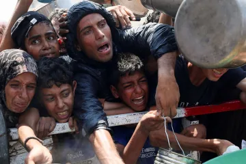 Izrael začal shazovat humanitární pomoc do Pásma Gazy, píše Reuters