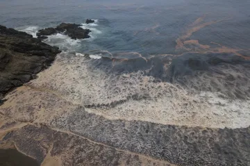 Peru vyhlásilo výjimečný stav kvůli úniku ropy, který způsobila tsunami z Tongy 