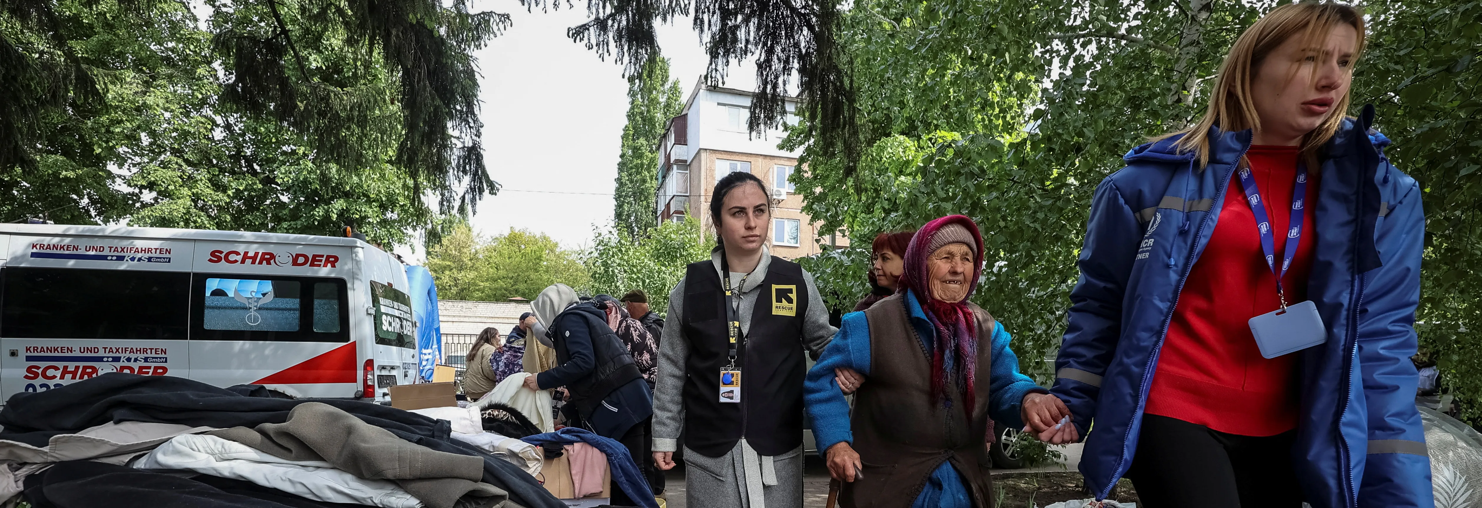 Dobrovolníci pomáhají s evakuací lidí z ukrajinského Vovčansku. Ruský tlak pokračuje