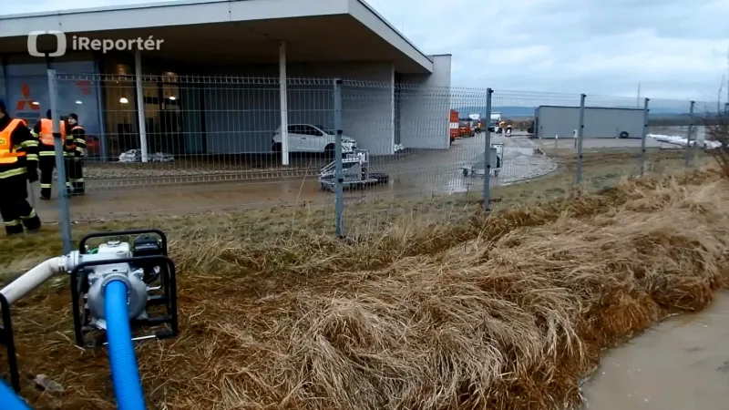 Ve středu okolí olomouckého autosalonu hlídali hasiči