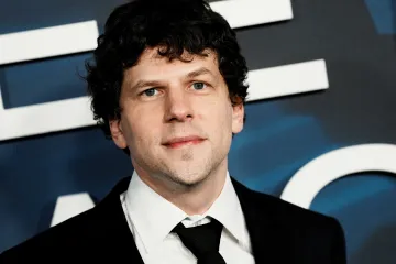 Do Karlových Varů dorazil americký herec Jesse Eisenberg