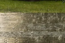 Meteorologové varují před vydatnými dešti na východě země. Hrozí zvednutí hladin tamních toků