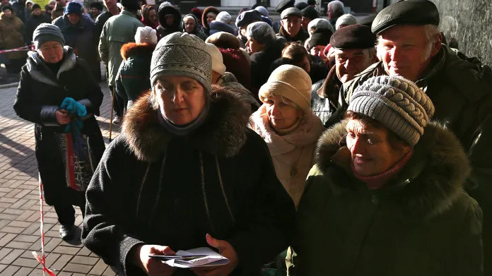 Ukrajinci ve frontě na výplaty dávek