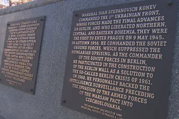 Už ne jen maršál osvoboditel: Koněvova socha dostala vysvětlující tabulky 