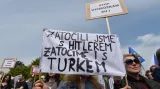 Pochod demonstrantů proti nelegální imigraci a proti údajné islamizaci Evropy