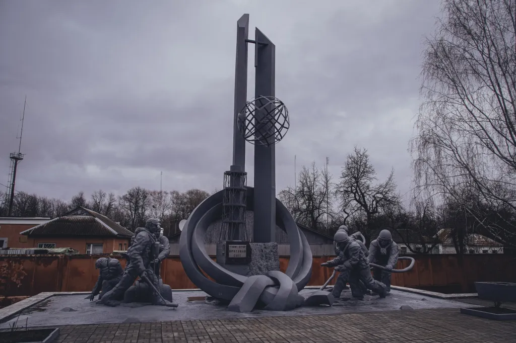 Památník „Těm co zachránili Svět“ před hasičskou stanicí