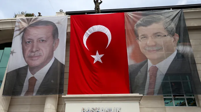 Portréty prezidenta Erdogana a premiéra Davutogla
