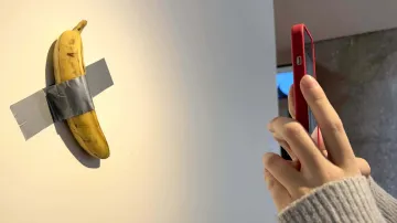 Slavné dílo „Comedian“ od italského umělce Maurizia Cattelana