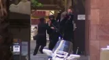 Podívejte se: Ozbrojenec ohrožuje rukojmí v australské kavárně
