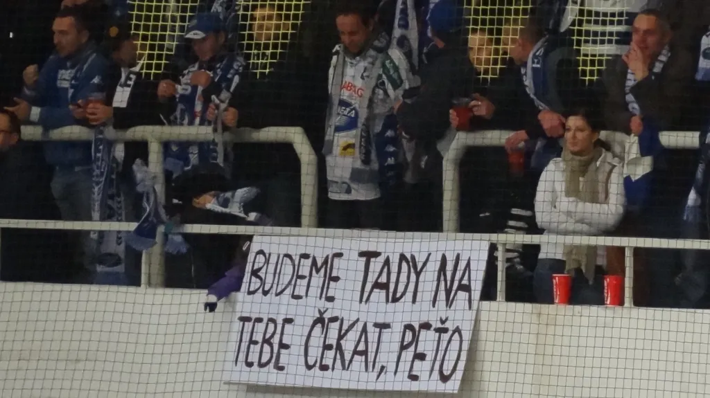 Fanoušci se transparentem rozloučili s Petrem Hubáčkem