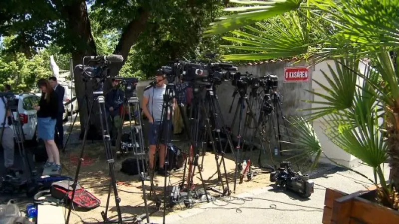 Novináři čekají na výsledek schůzky v Lánech Zdroj: ČT24