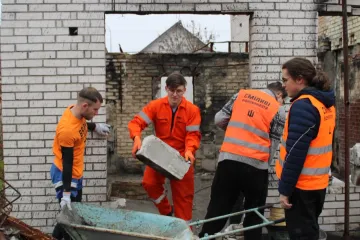Волонтери ремонтують пошкоджені війною будинки та школи 
