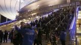 Davy lidí opouštějí stadion v Saint Denis po blízkých explozích