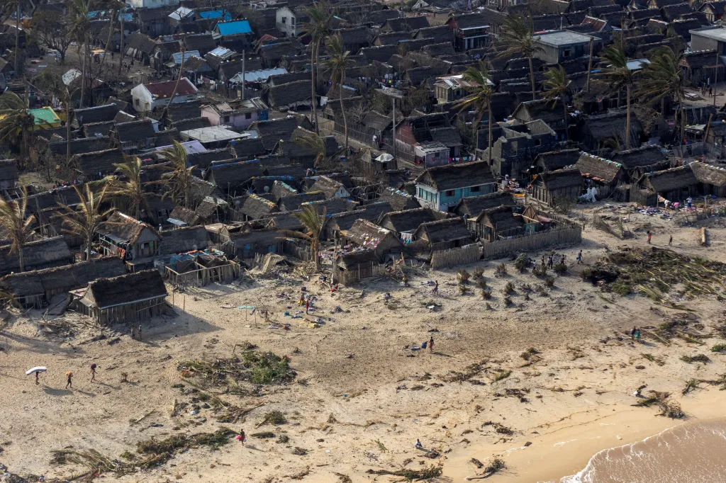 Zkáza na Madagaskaru očima fotografů. Cykon Batsirai zpustošil celé vesnice