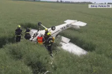 Místo na letňanském letišti skončila cessna převrácená v poli. Pilot přežil se zraněním