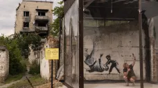 Graffiti zanechal Banksy i v ukrajinské Boroďance zničené ruským útokem