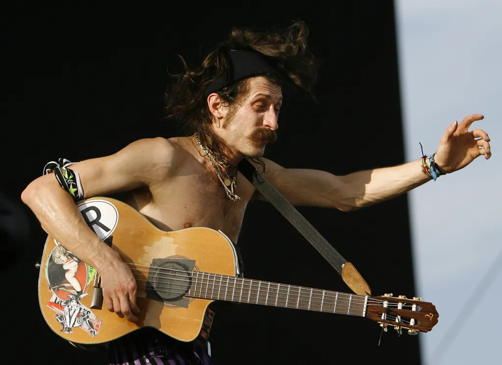 Festival Trutnoff, který se na tradičním místě v areálu Bojiště v Trutnově uskuteční 13. až 16. srpna, ze zahraničních hvězd přivítá newyorské punkery Gogol Bordello. Americká kapela vedená zpěvákem s ukrajinskými kořeny Eugenem Hutzem kombinuje romské rytmy s punkem, rokenrolem, ale i ska, funky nebo flamencem