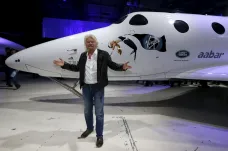 Miliardář Branson se i se svou lodí úspěšně vrátil ze zkušebního letu, dosáhl prý hranice vesmíru