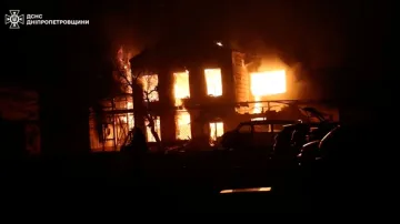 Budova v Dněpropetrovské oblasti po ruském dronovém útoku (18. listopadu 2025)