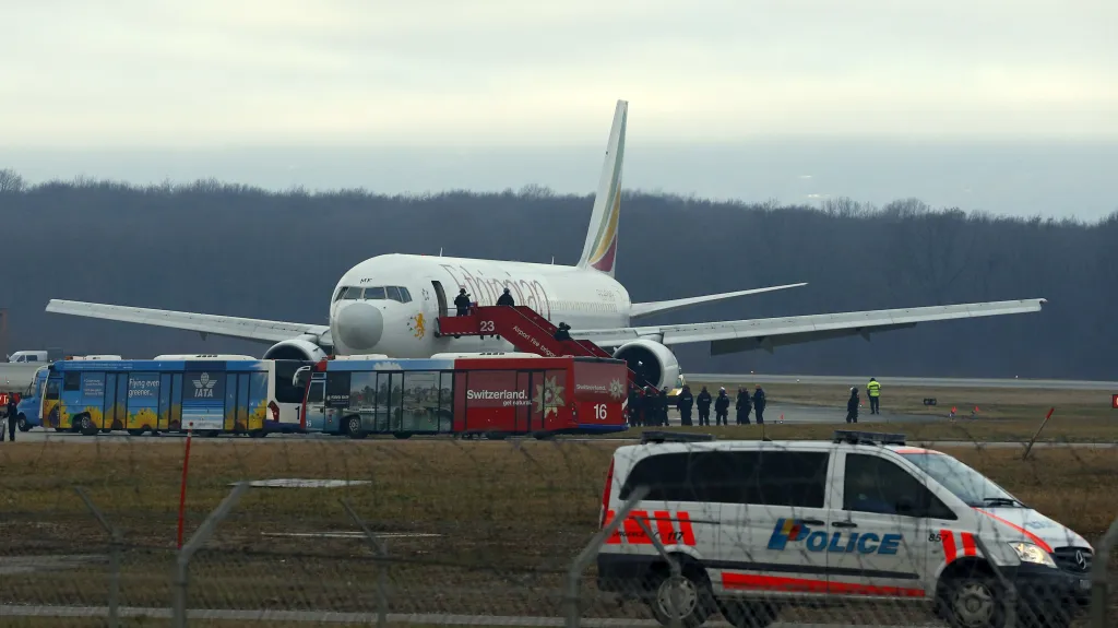 Unesené letadlo na ženevském letišti