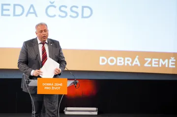 ČSSD se nesmí skrývat před nepříjemnou debatou, upozornil Chovanec