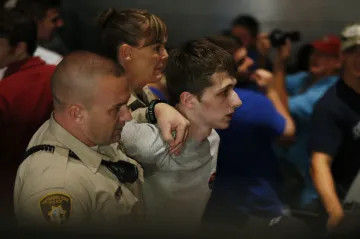 Kontrola zbraní v USA neprošla. Trump, který je jejím odpůrcem, měl být sám terčem střelby