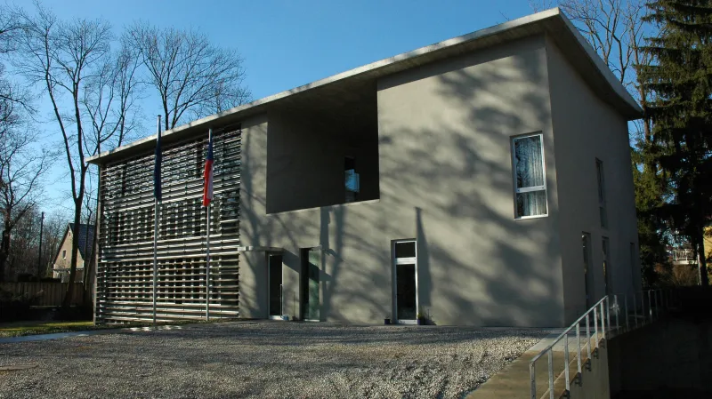 Konzulát ČR v Mnichově od Josefa Pleskota z roku 2001 získal cenu Piranesi 2004 a cenu Interiér roku 2003. „Dialog mezi plným a prázdným prostorem dodává českému konzulátu prestiž, nadčasovost, nadnárodnost a současně výrazovou zdrženlivost,“ komentovala projekt komise ceny Piranesi.