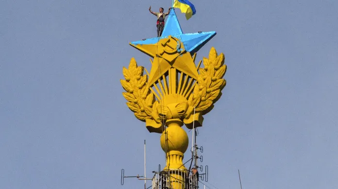 Ukrajinská vlajka na mrakodrapu v Moskvě