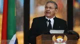 Raúl Castro hovoří při rozloučení s Nelsonem Mandelou