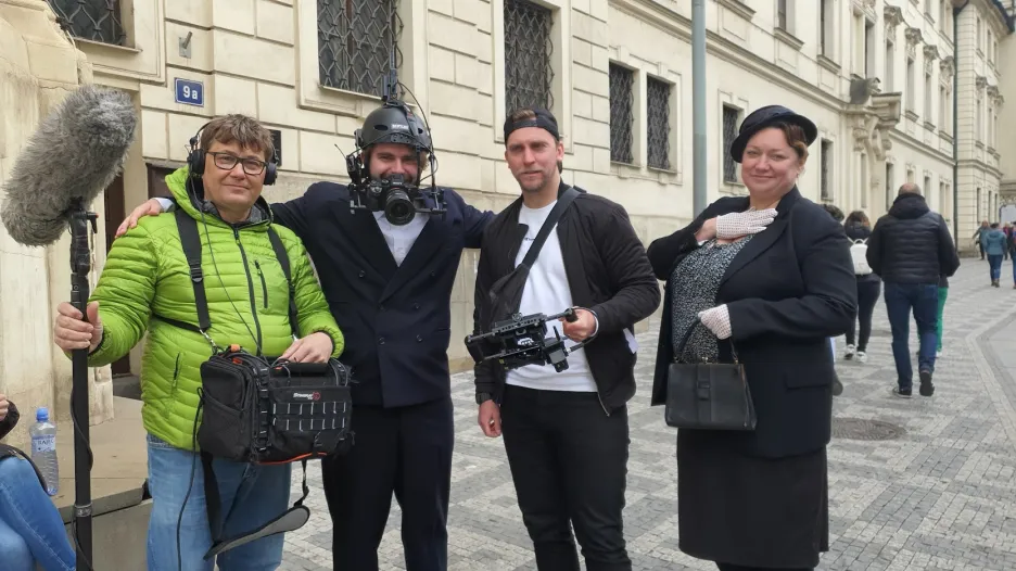 Autoři k vytvoření perspektivy POV využili speciální konstrukci zavěšenou na přilbě