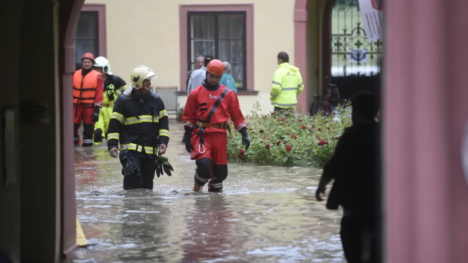 V Heřmanově Městci na Chrudimsku přetekla hráz rybníka u domova důchodců