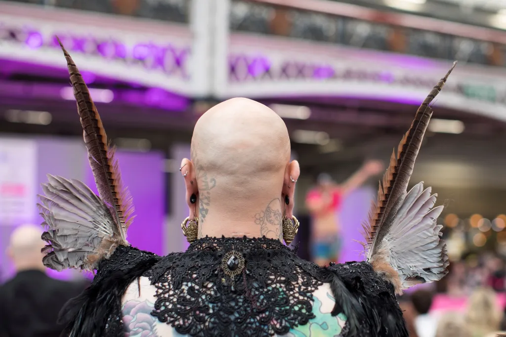 Na kongresu DragWorld UK 2019 v londýnské Olympii se zjevil opeřený muž
