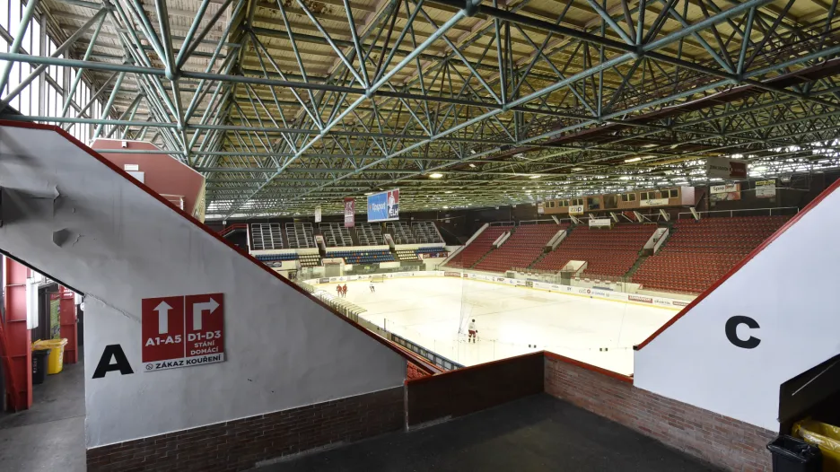 Nová hala má nahradit stávající zimní stadion (na snímku)