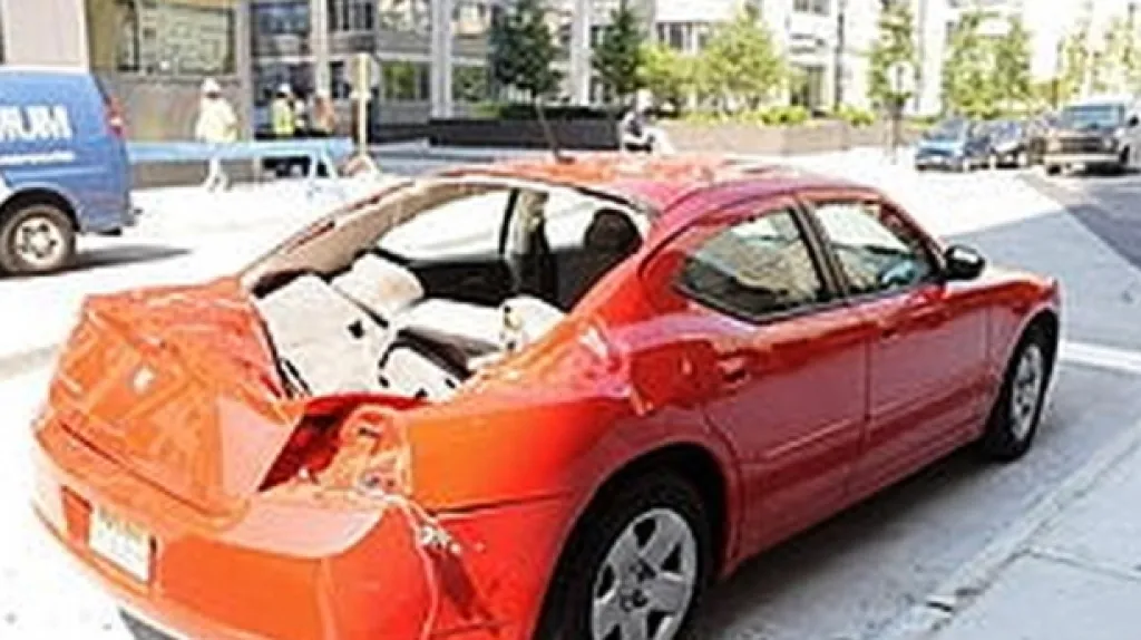 Dodge Charger zdemolovaný padajícím sebevrahem Magillem