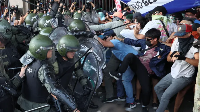 Střety s policií před budovou argentinského parlamentu 1. února 2024
