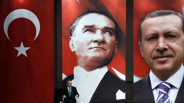 Recep Tayyip Erdogan při projevu v sídle jeho strany AKP v roce 2010 u portrétu Atatürka