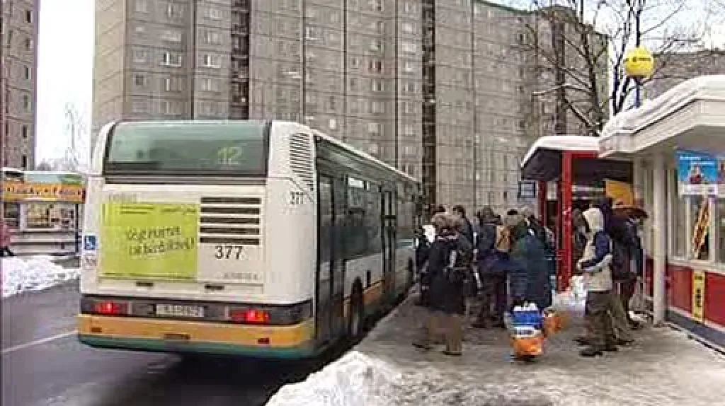 Cestující na zastávce
