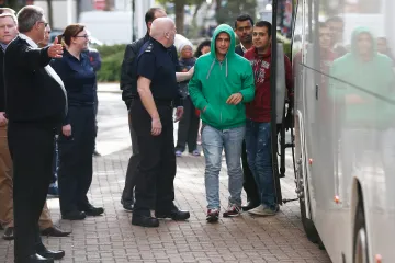 Je těmto běžencům 17 a méně? K lékařskému ověření jsou Britové zdrženliví