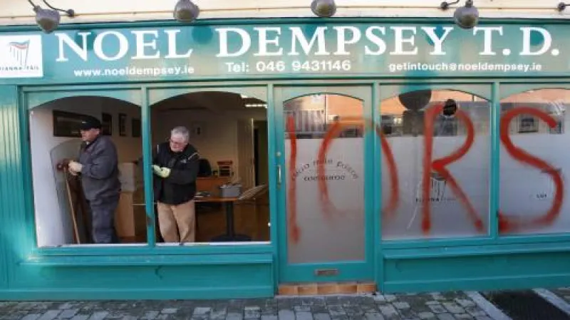 Irové pobouření jednáním vlády zdemolovali kancelář ministra dopravy.