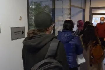 Francie přijímá přistěhovalce legální cestou. Učí se jazyk a hledají příležitosti na trhu práce