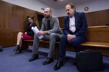 Otec se synem vystavili stovky falešných receptů. K trestu vězení jim přibyl zákaz lékařské činnosti