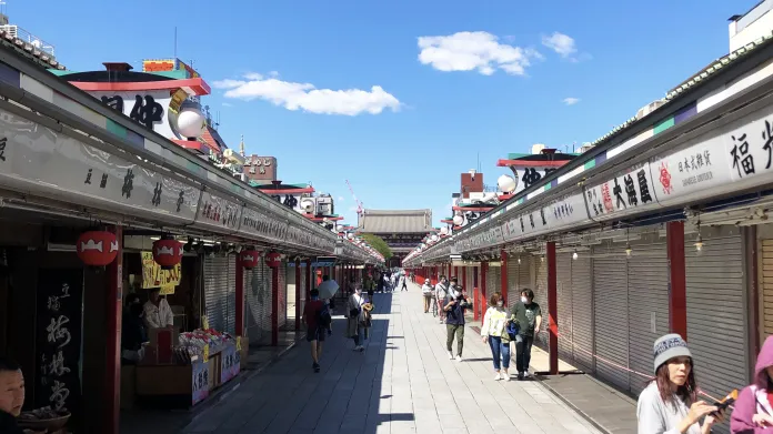 Cesta k nejnavštěvovanějšímu chrámu v Tokiu, Sensódži. Fotografie jsou pořízeny s rozdílem jednoho měsíce