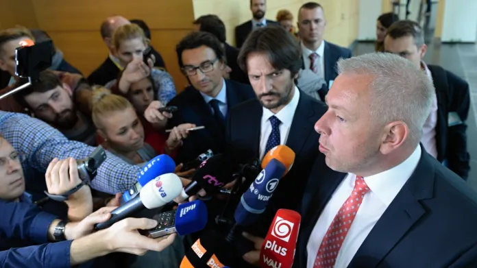 Slovenský ministr Robert Kaliňák spolu s Milanem Chovancem hodnotí přijetí kvót